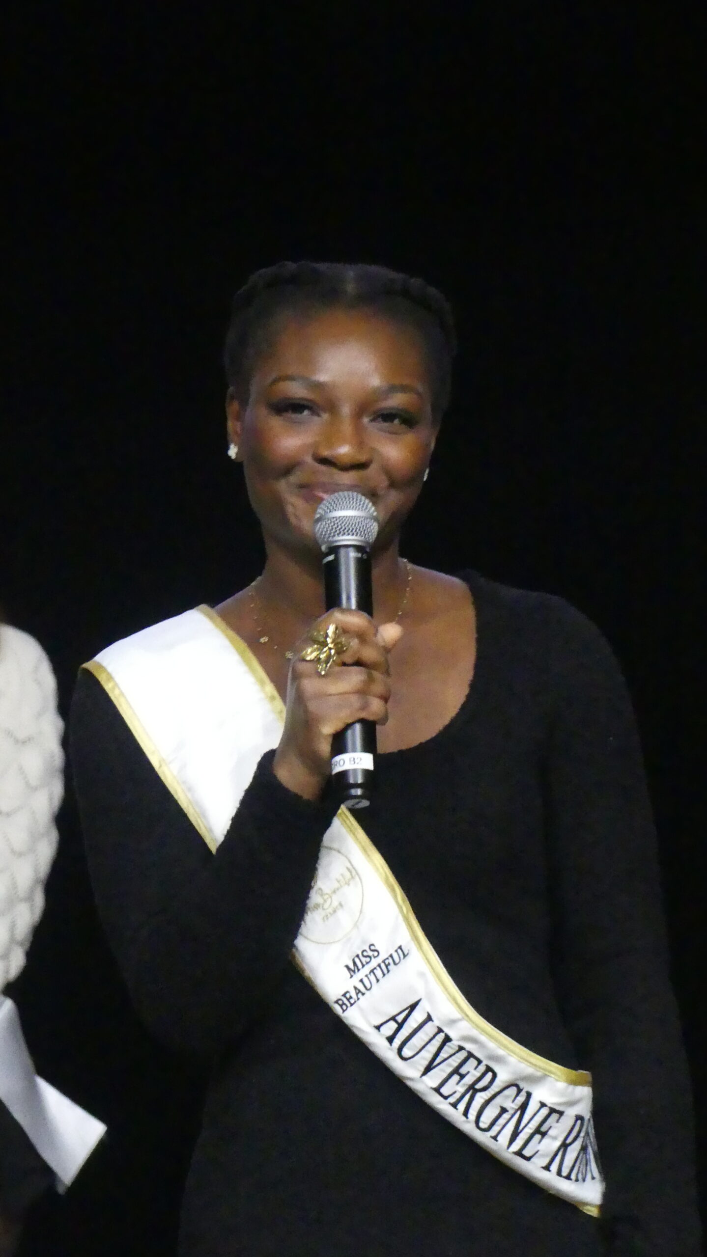 Cécile, 1ʳᵉ Miss Auvergne Rhône-Alpes 2025, parle de la confiance en soi selon sa propre expérience.