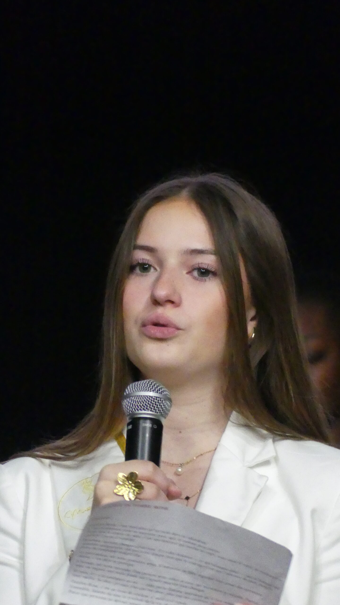 Julia, 1ʳᵉ Miss Teen Auvergne Rhône-Alpes 2025, parle de la confiance en soi selon sa propre expérience.