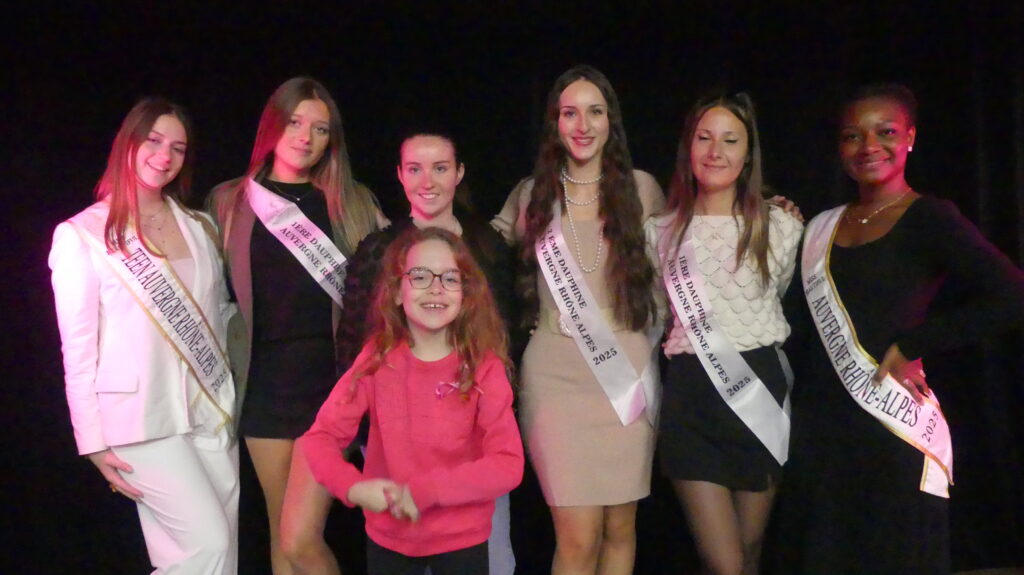 Les Miss Auvergne Rhône-Alpes 2025 et la déléguée posent avec une enfant.