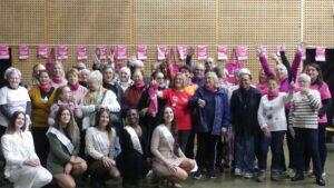 Le groupe de marcheurs vient de terminer une randonnée d’une heure. Les participants inscrits au second atelier se rassemblent pour la suite des activités. Une belle photo souvenir.