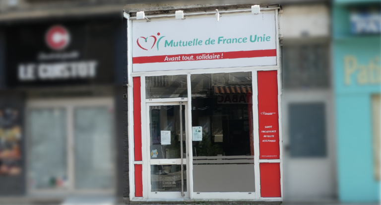 Devanture de l’agence de Rive-de-Gier. On y distingue une porte d'entrée ainsi que le logo affiché en haut de l'agence. Les entreprises à coté son floutée !