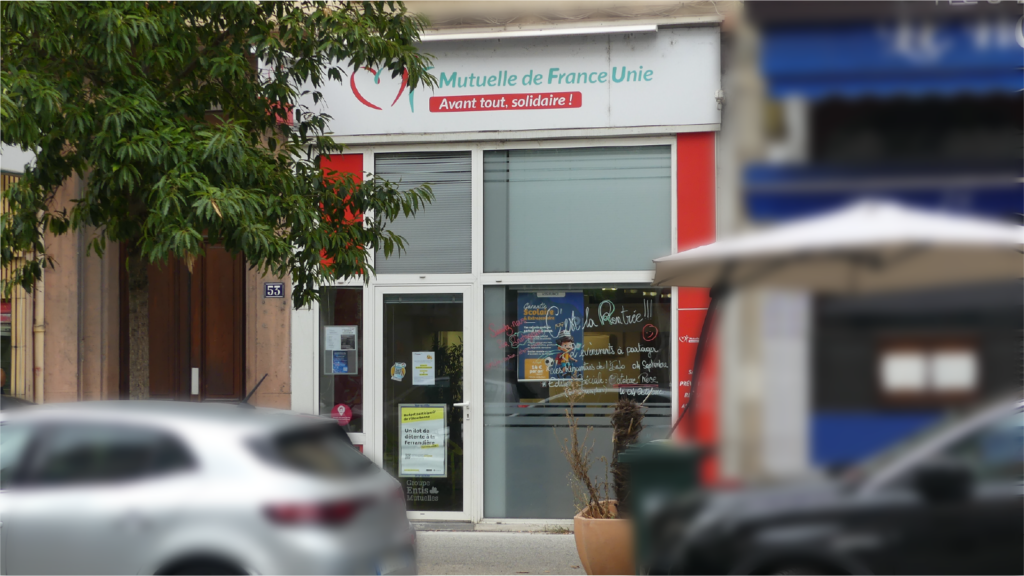 Devanture de l’agence de Villeurbanne. On y distingue une porte d'entrée, avec des grande vitre ainsi que le logo affiché en haut de l'agence.