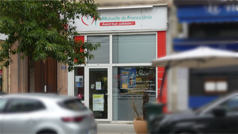 Devanture de l’agence de Villeurbanne. On y distingue une porte d'entrée, avec des grande vitre ainsi que le logo affiché en haut de l'agence.