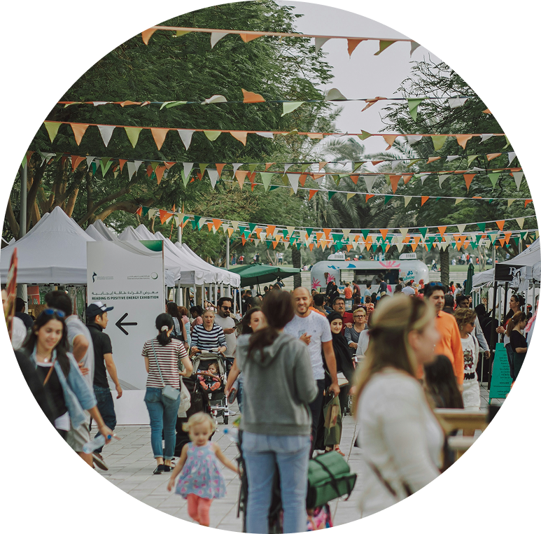 Des personnes se rassemble, dans un évènement avec différents stands.