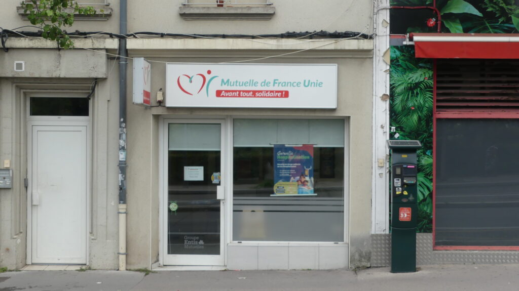 Devanture de l’agence de Bellevue, située à Saint-Étienne. On y distingue une porte d'entrée, avec une grande vitre ainsi que le logo affiché en haut de l'agence.