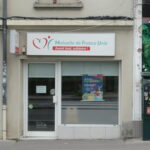 Devanture de l’agence de Bellevue, située à Saint-Étienne. On y distingue une porte d'entrée, avec une grande vitre ainsi que le logo affiché en haut de l'agence.