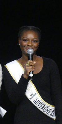 Cécile, 1ʳᵉ Miss Auvergne Rhône-Alpes 2025, parle de la confiance en soi selon sa propre expérience.